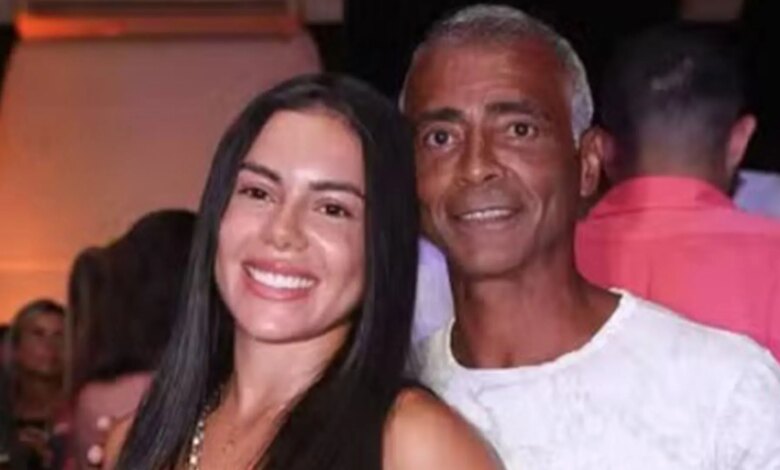 روماريو، 59 عامًا، ينفصل عن صديقته الطالبة، 22 عامًا، مع أسطورة البرازيل "المهووسة بالجنس" التي تم رصدها بالفعل مع شقراء غامضة
 ستاديوم بوست