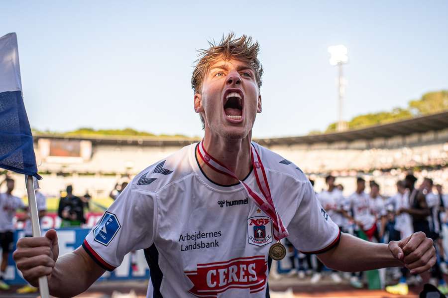 يحتفل توماس كريستنسن بحصوله على المركز الثالث مع فريق AGF في عام 2023 يحتفل توماس كريستنسن بحصوله على المركز الثالث مع فريق AGF في عام 2023