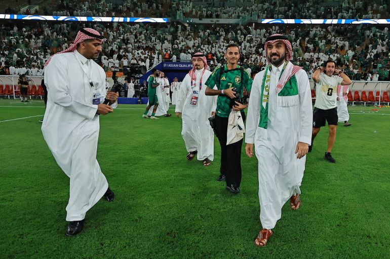 وزير الرياضة السعودي عبد العزيز بن تركي الفيصل يحتفل بعد التأهل لكأس العالم