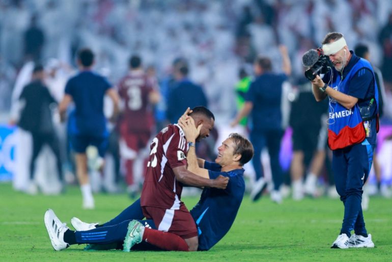 مدافع منتخب قطر رقم 23 عاصم ماديبو يحتفل مع مدرب منتخب قطر الإسباني جوليان لوبيتيغي بعد مباراة التصفيات الآسيوية لكأس العالم 2026