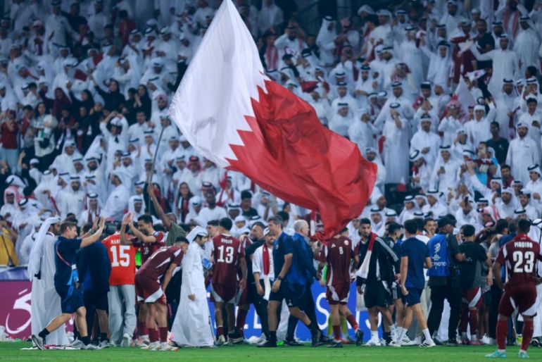 لاعبو قطر يحتفلون بعد مباراة التصفيات الآسيوية لكأس العالم 2026 لكرة القدم بين قطر والإمارات العربية المتحدة على استاد جاسم بن حمد