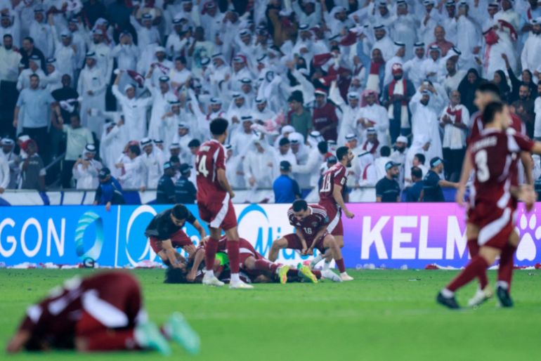 لاعبو قطر يحتفلون بعد مباراة التصفيات الآسيوية لكأس العالم 2026 لكرة القدم بين قطر والإمارات العربية المتحدة على استاد جاسم بن حمد
