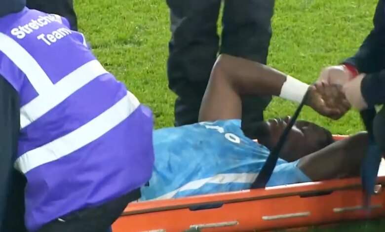 انطلق نجم كوفنتري على نقالة بعد ثوانٍ من تسجيله هدف منافس الموسم بينما يندفع المسعفون إلى أرض الملعب
ستاديوم بوست