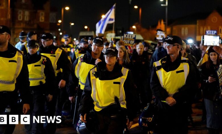 تقول شرطة ويست ميدلاندز إن حظر مشجعي مكابي كان بسبب الشغب
ستاديوم بوست