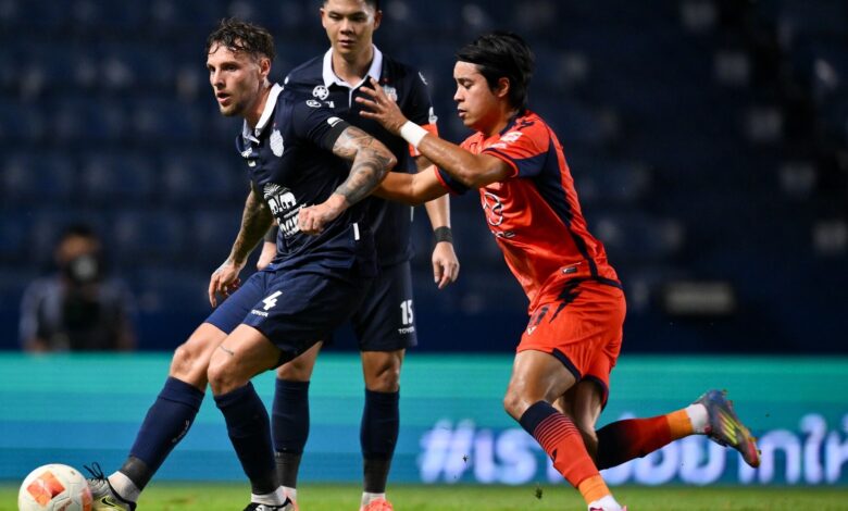 غلاف رابطة دول جنوب شرق آسيا: JDT الذي لا يمكن إيقافه؛ بوريرام المتحدي. سبعة نجوم كايا إف سي
 ستاديوم بوست