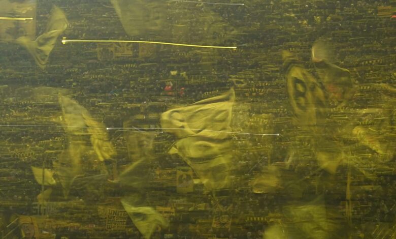 مشجعو بوروسيا دورتموند يحتجون على المباريات في الخارج مع لافتة مليئة بالألفاظ النابية في الدوري الأسباني