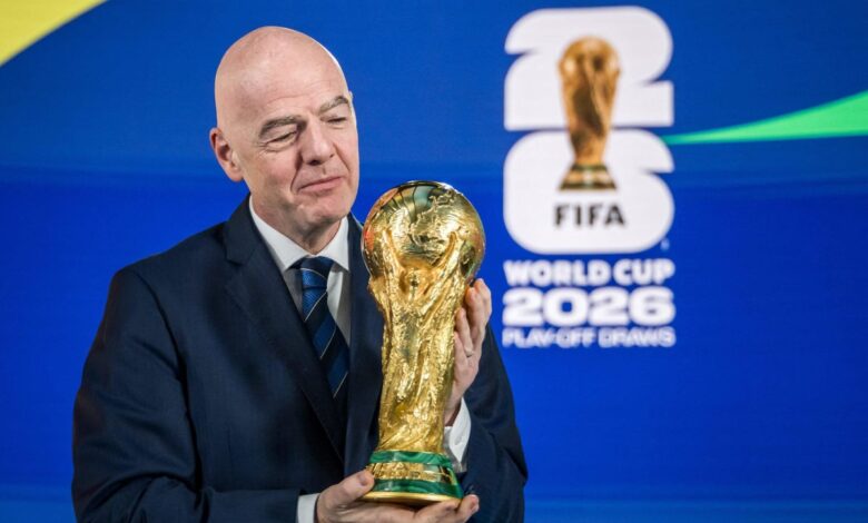 يؤكد FIFA على تصنيفات ومسارات قرعة كأس العالم، مع ما يترتب على ذلك من آثار على المضيفين المشاركين