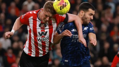 يحتاج نجم أرسنال ميكيل ميرينو إلى رعاية طبية عاجلة بسبب إصابة في الرأس حيث يطالب المشجعون بالبطاقة الحمراء
 ستاديوم بوست