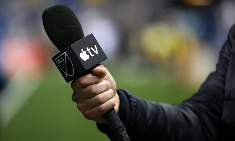 ما هي تكلفة مشاهدة كرة القدم على شاشة التلفزيون في المملكة المتحدة والولايات المتحدة في عام 2025