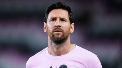 برشلونة يعمل على تمثال ليونيل ميسي خارج ملعب كامب نو المجدد - جوان لابورتا