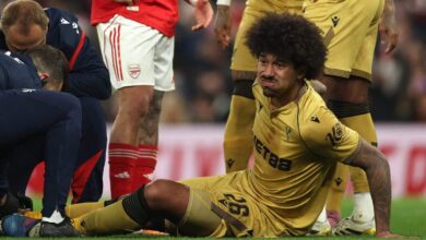 خرج المدافع الأمريكي كريس ريتشاردز على محفة بسبب إصابة في القدم لكنه يأمل في العودة في يناير