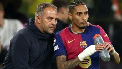 يقول هانسي فليك إن استبعاد رافينها من برشلونة من قائمة أفضل 11 لاعبًا في العالم "ليس عادلاً" و"مزحة"