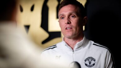 تحليل بيان دارين فليتشر لمانشستر يونايتد: التكتيكات وانتقادات نيفيل ومباركة فيرغسون