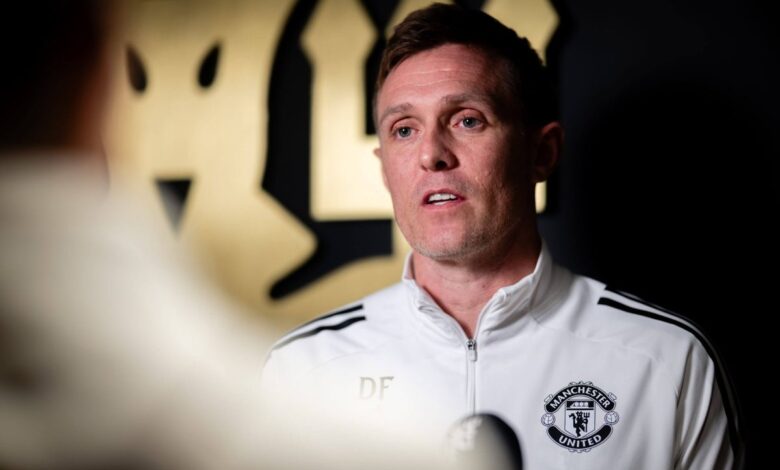 تحليل بيان دارين فليتشر لمانشستر يونايتد: التكتيكات وانتقادات نيفيل ومباركة فيرغسون