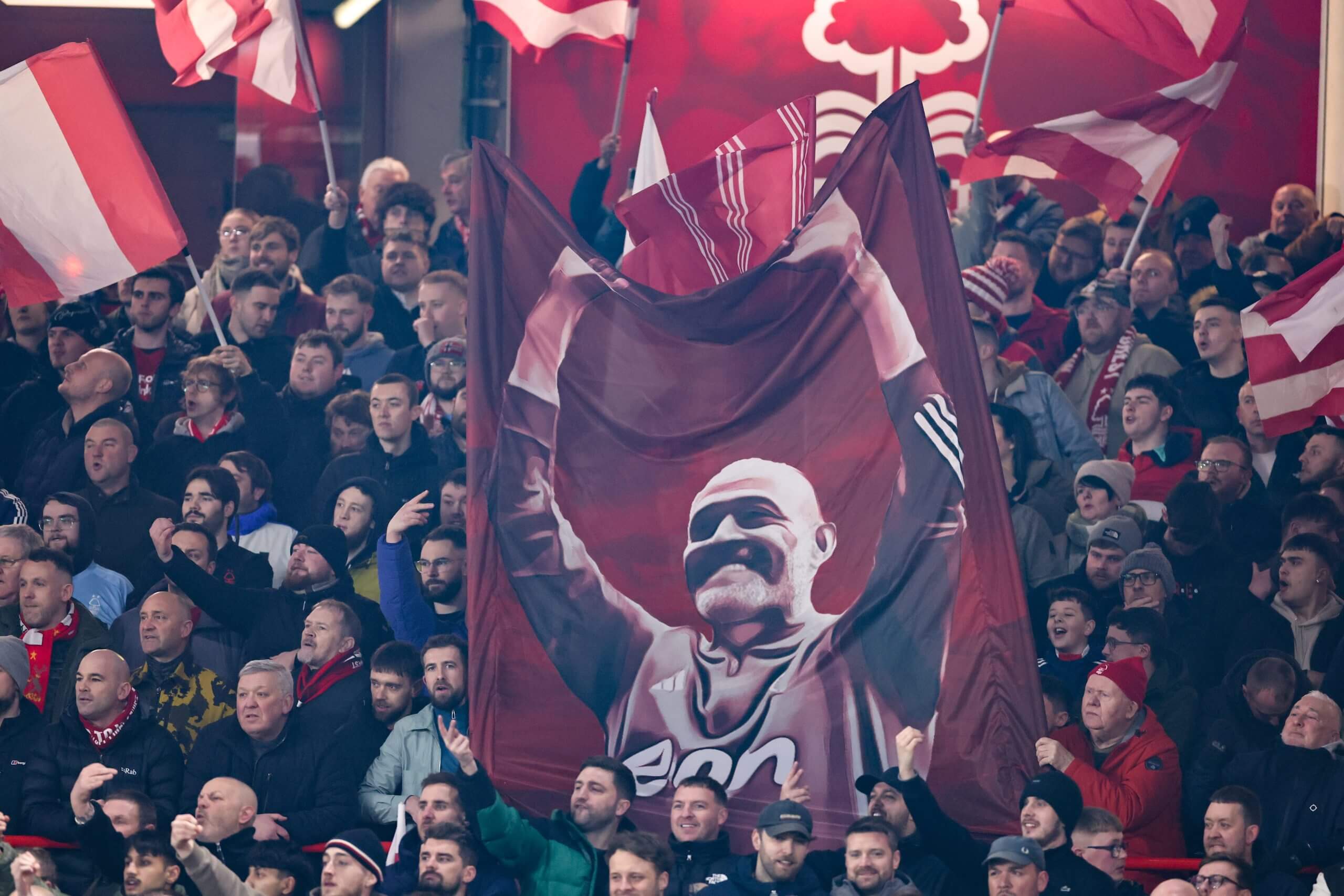 مشجعو نوتنجهام فورست يرفعون لافتة نونو إسبيريتو سانتو خلال مباراتهم ضد ليفربول الموسم الماضي