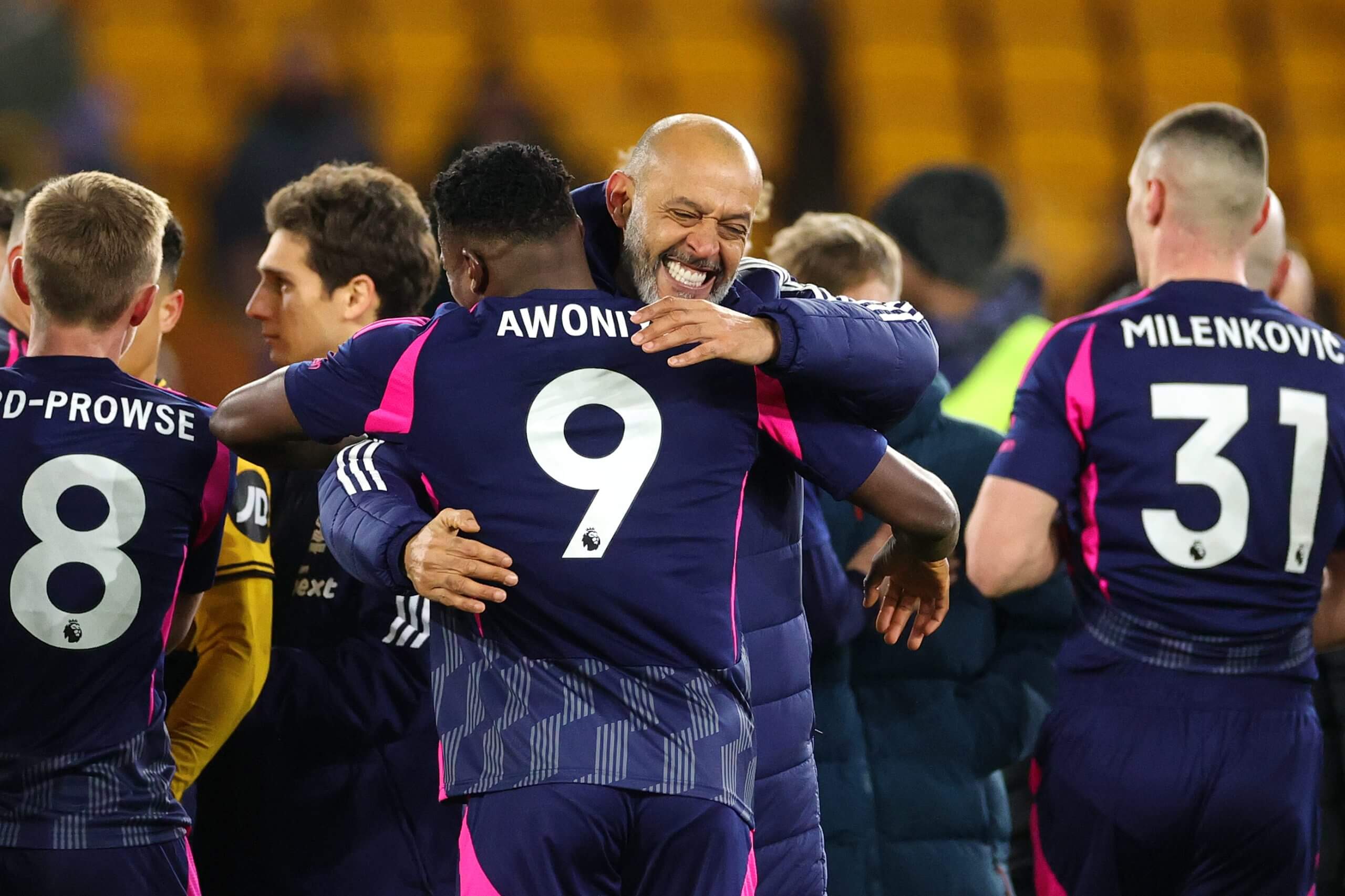 نونو إسبيريتو سانتو يعانق تايو أووني بعد فوز نوتنغهام فورست على ولفرهامبتون واندررز في يناير 2025