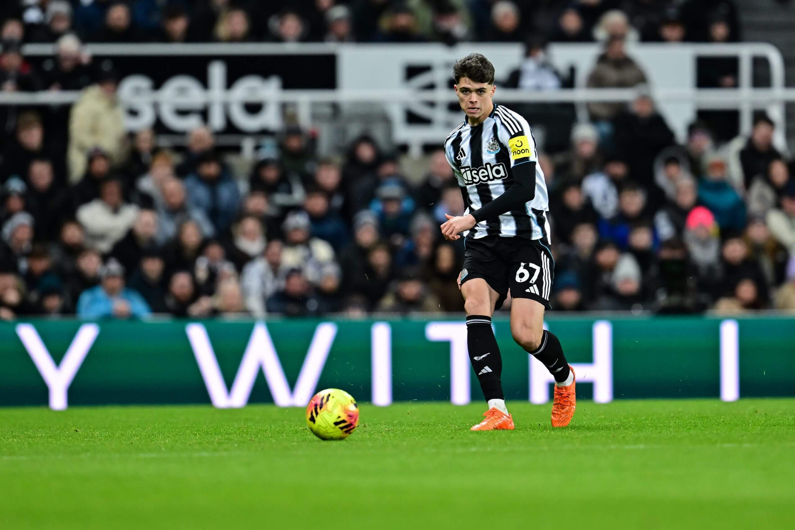 لويس مايلي لاعب نيوكاسل يونايتد (67) يمرر الكرة خلال مباراة الدوري الإنجليزي الممتاز بين نيوكاسل يونايتد وليدز يونايتد 