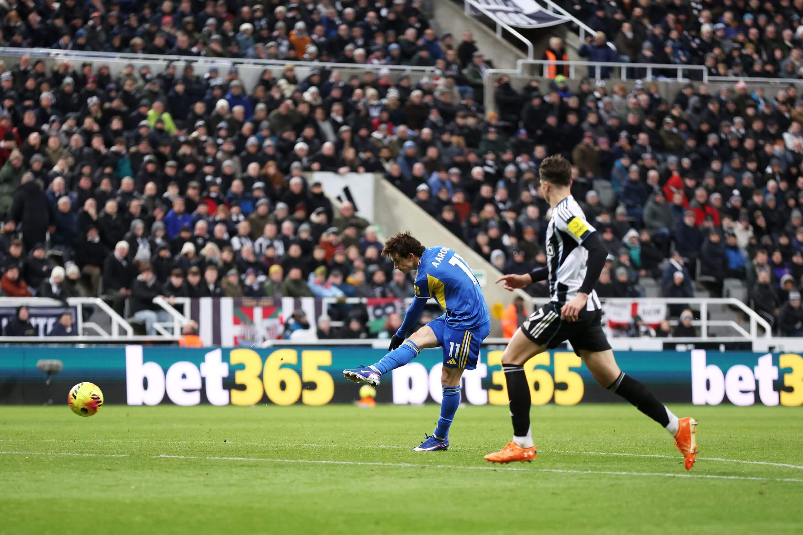 بريندن أرونسون لاعب ليدز يونايتد يسجل الهدف الأول لفريقه خلال مباراة الدوري الإنجليزي الممتاز بين نيوكاسل يونايتد