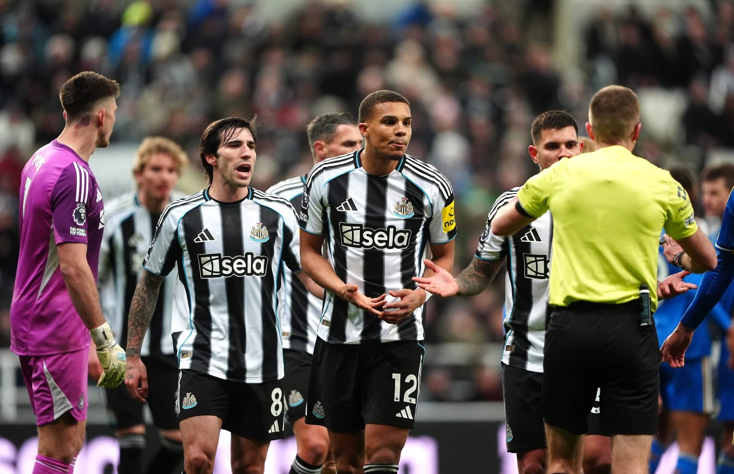 نيوكاسل يونايتد يحاصر الحكم مايكل سالزبوري بعد احتساب ركلة جزاء لليدز يونايتد بسبب لمسة يد من ماليك ثياو