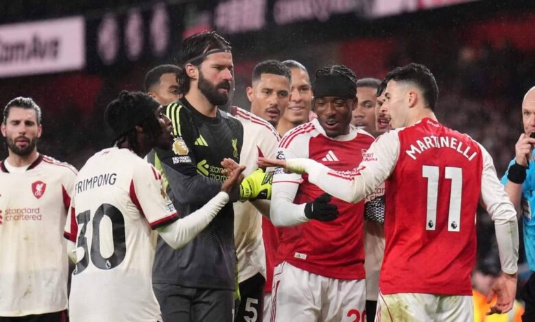 لاعب ارسنال مارتينيلي آسف بعد دفع برادلي المصاب. بالإضافة إلى: تدخل دروغبا في زمن الحرب