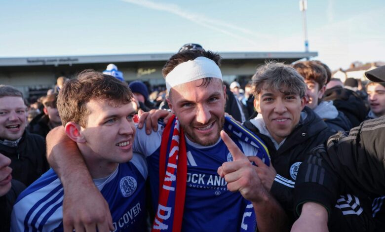 داخل أعظم مفاجأة في كأس الاتحاد الإنجليزي على الإطلاق: الضمادات والجرارات ونادي يقوده الحزن