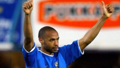 لحظة تييري هنري الشهيرة في فراتون بارك – بقميص بورتسموث. ”سأتذكر ذلك دائمًا“