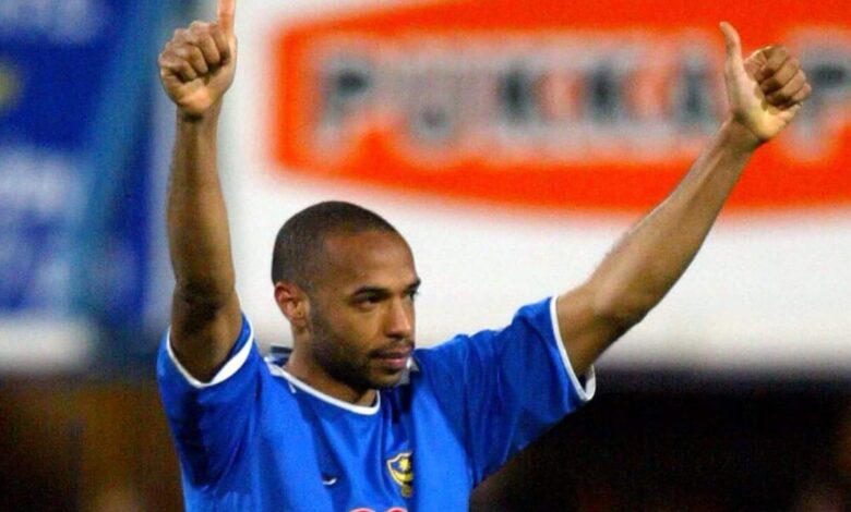 لحظة تييري هنري الشهيرة في فراتون بارك – بقميص بورتسموث. ”سأتذكر ذلك دائمًا“