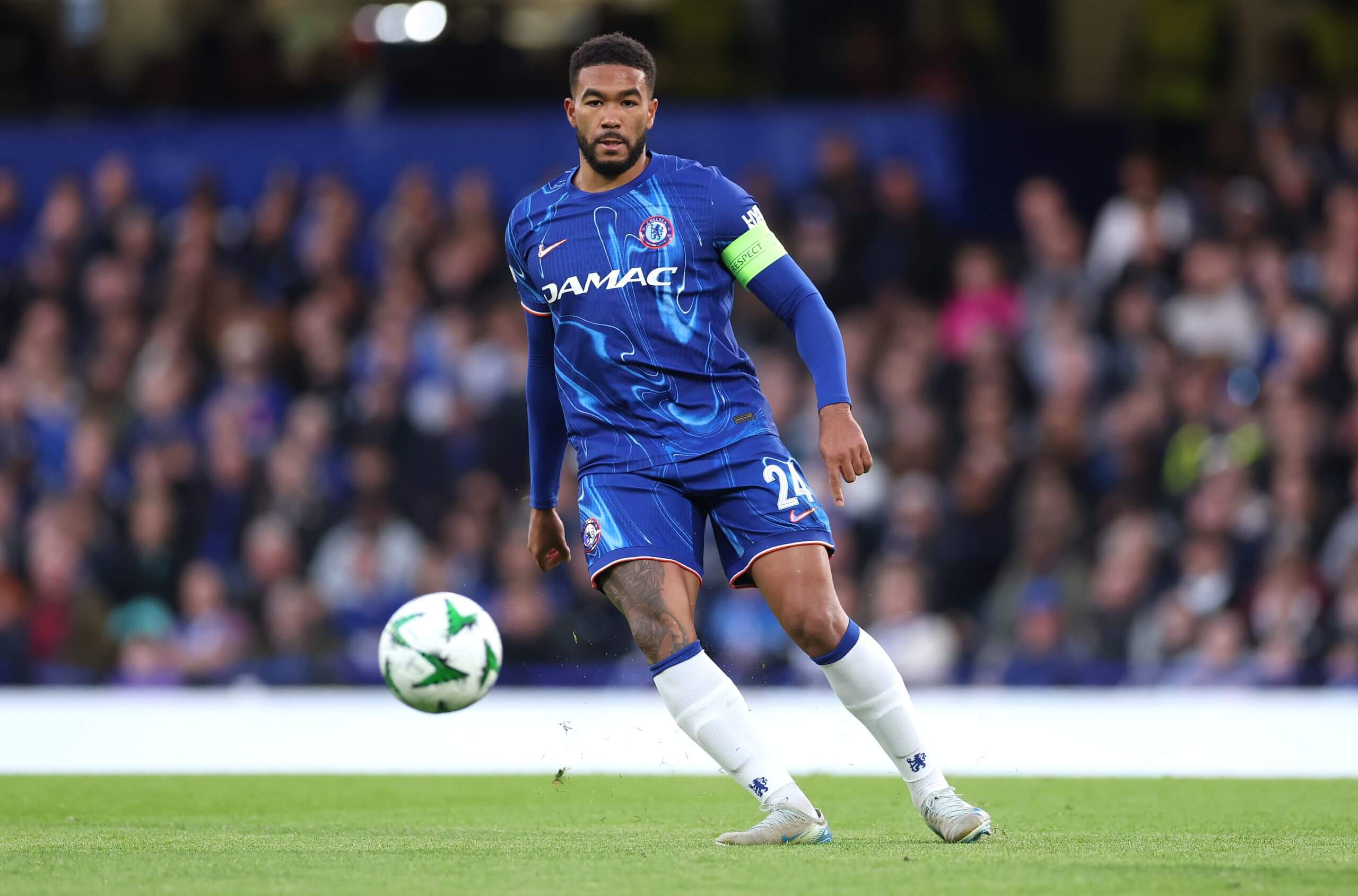 ريس جيمس يرتدي قميصاً برعاية داماك في نهاية الموسم الماضي