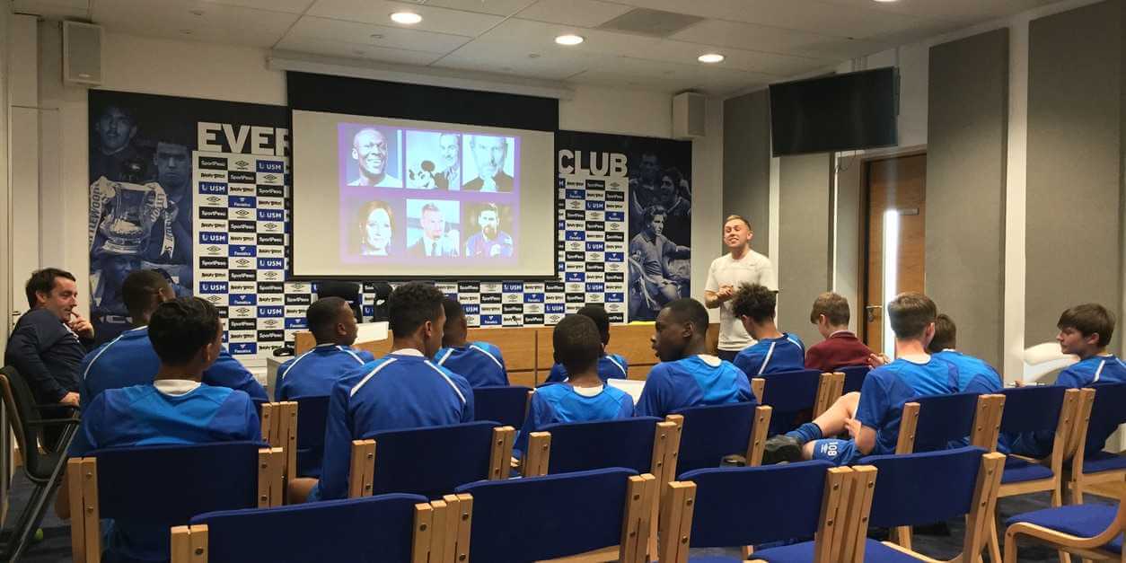 يلقي ماثيو سميث جلسته إلى فصل دراسي للاعبي كرة القدم المتدربين