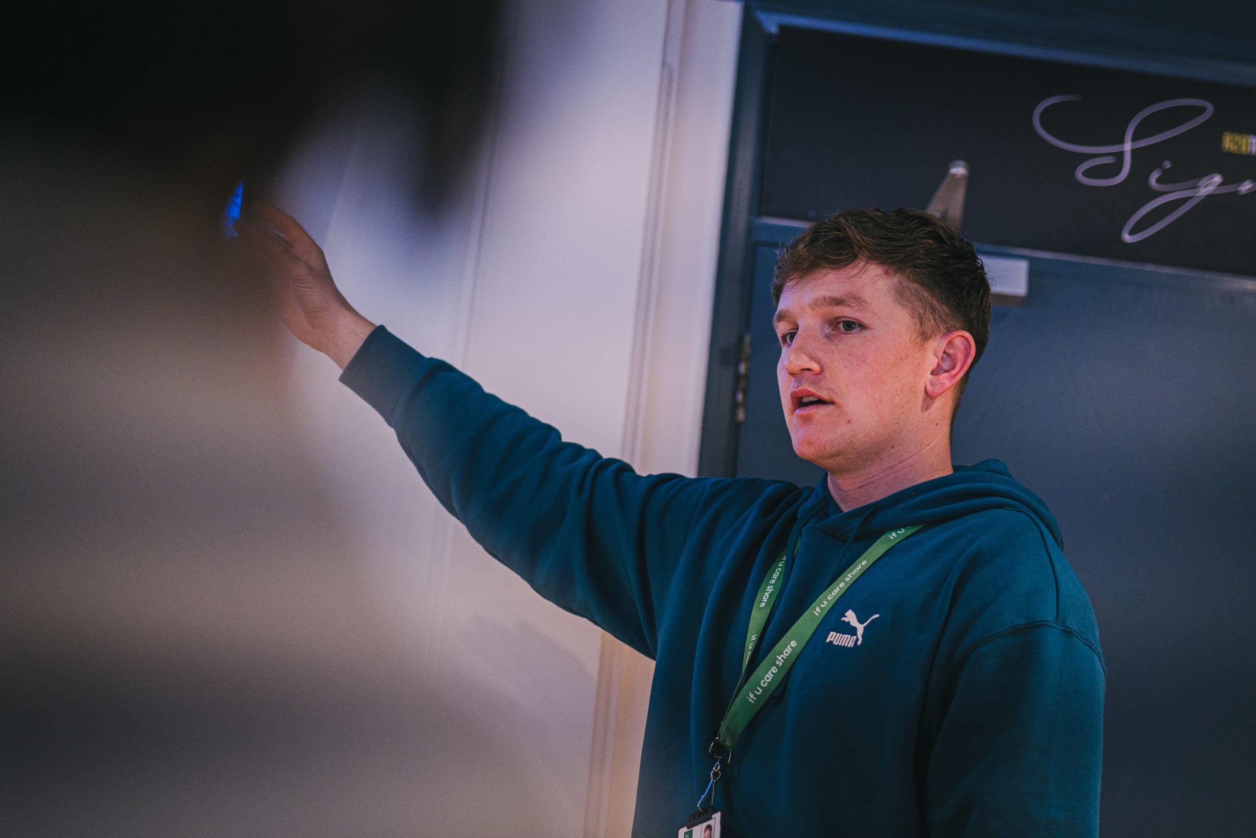 توماس يونغ يخاطب شباب كامبريدج يونايتد