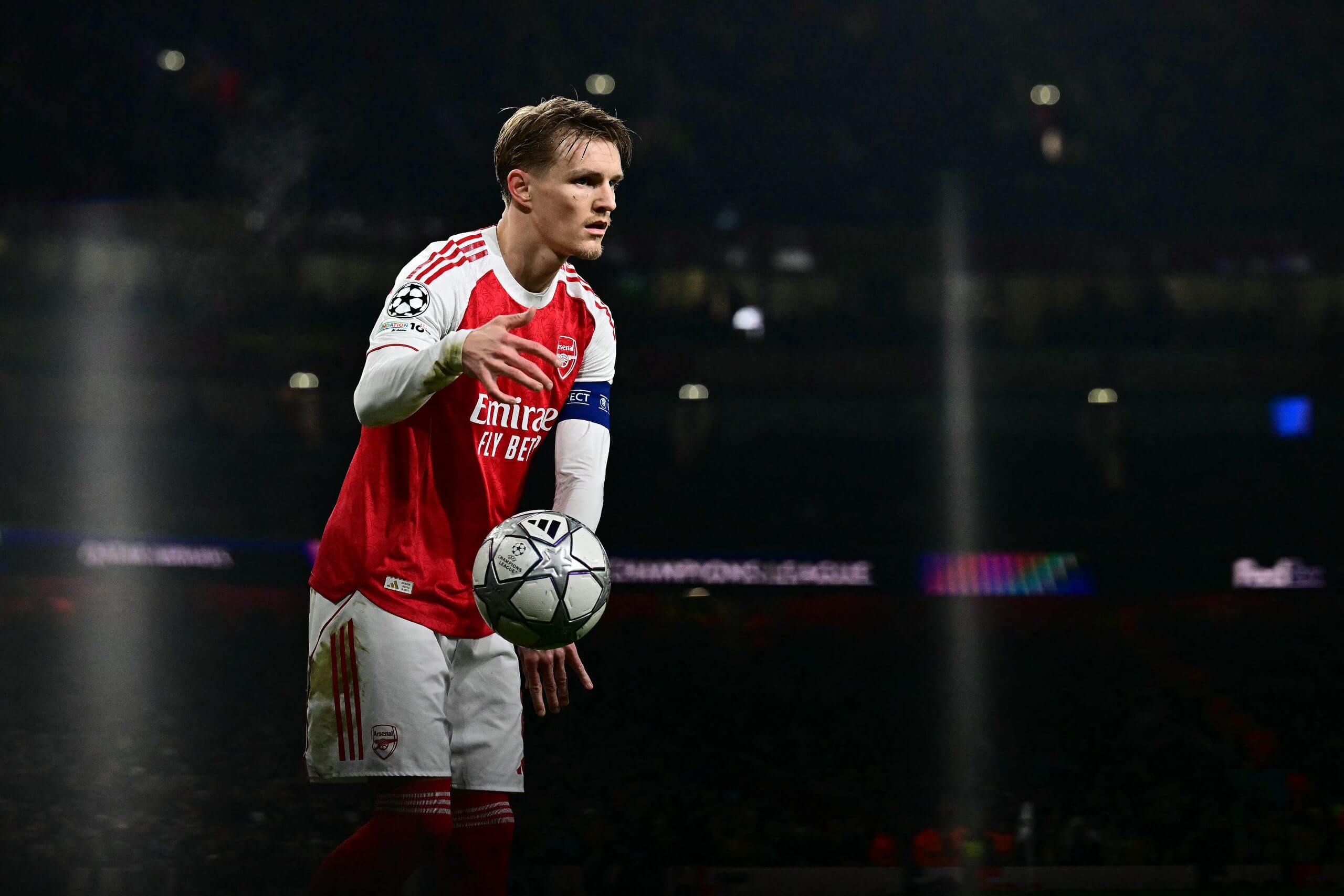 مارتن أوديغارد يستعيد كرة طائشة على خط التماس في ملعب الإمارات