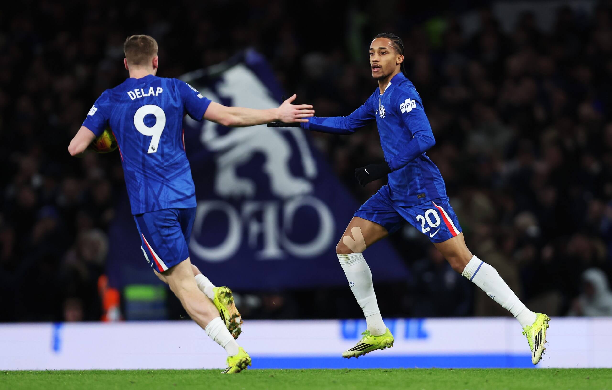 جواو بيدرو يصفق مع ليام ديلاب