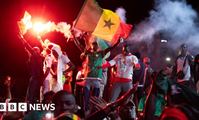 الجماهير السنغالية تحتفل بالفوز الدراماتيكي في كأس الأمم الإفريقية