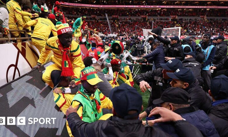 "نظرة مخجلة وفظيعة" - الفوضى التي شابت انتصار السنغال