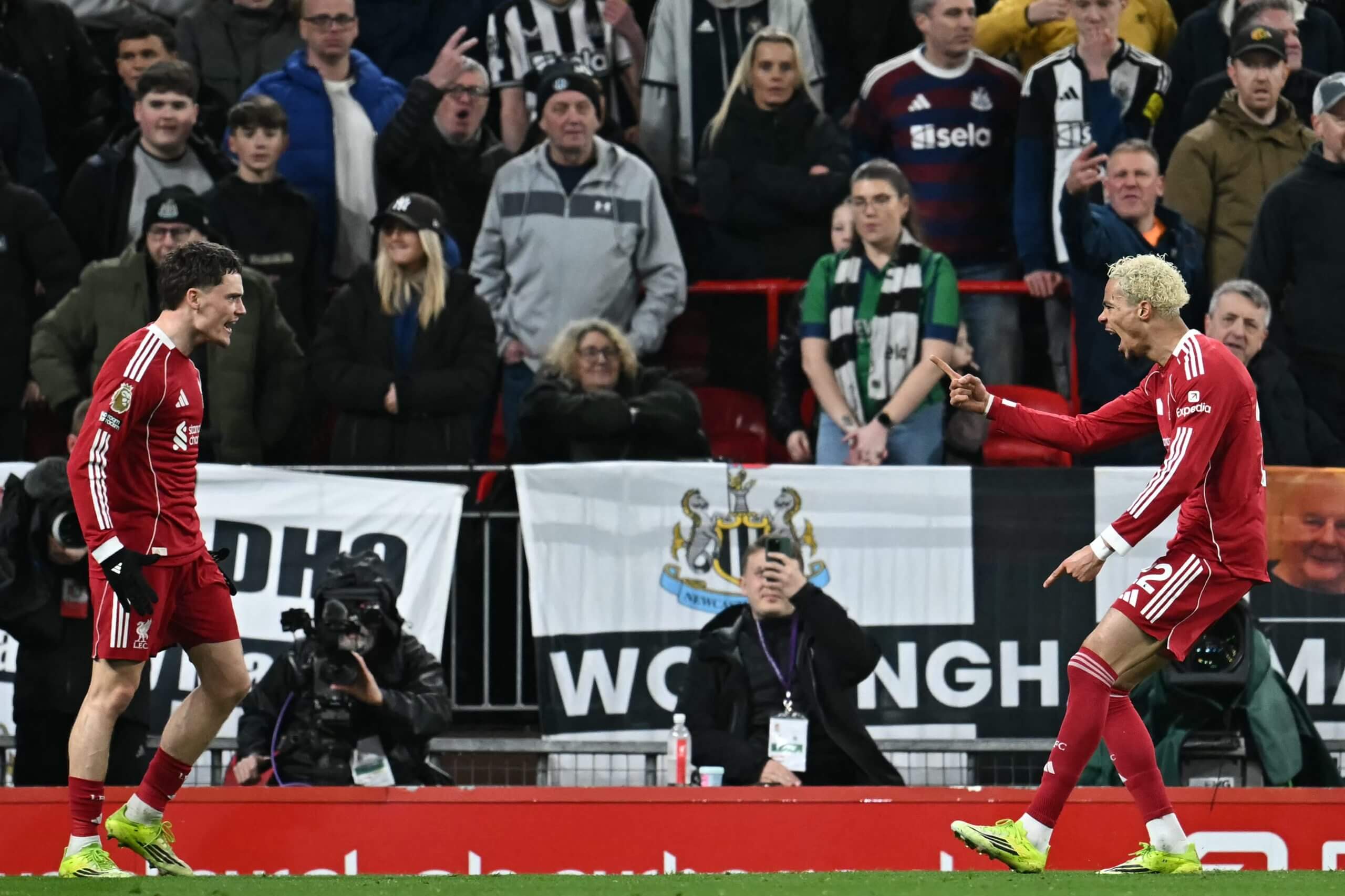 فلوريان فيرتز وهوجو إيكيتيكي يحتفلان بهدف التعادل أمام جماهير نيوكاسل