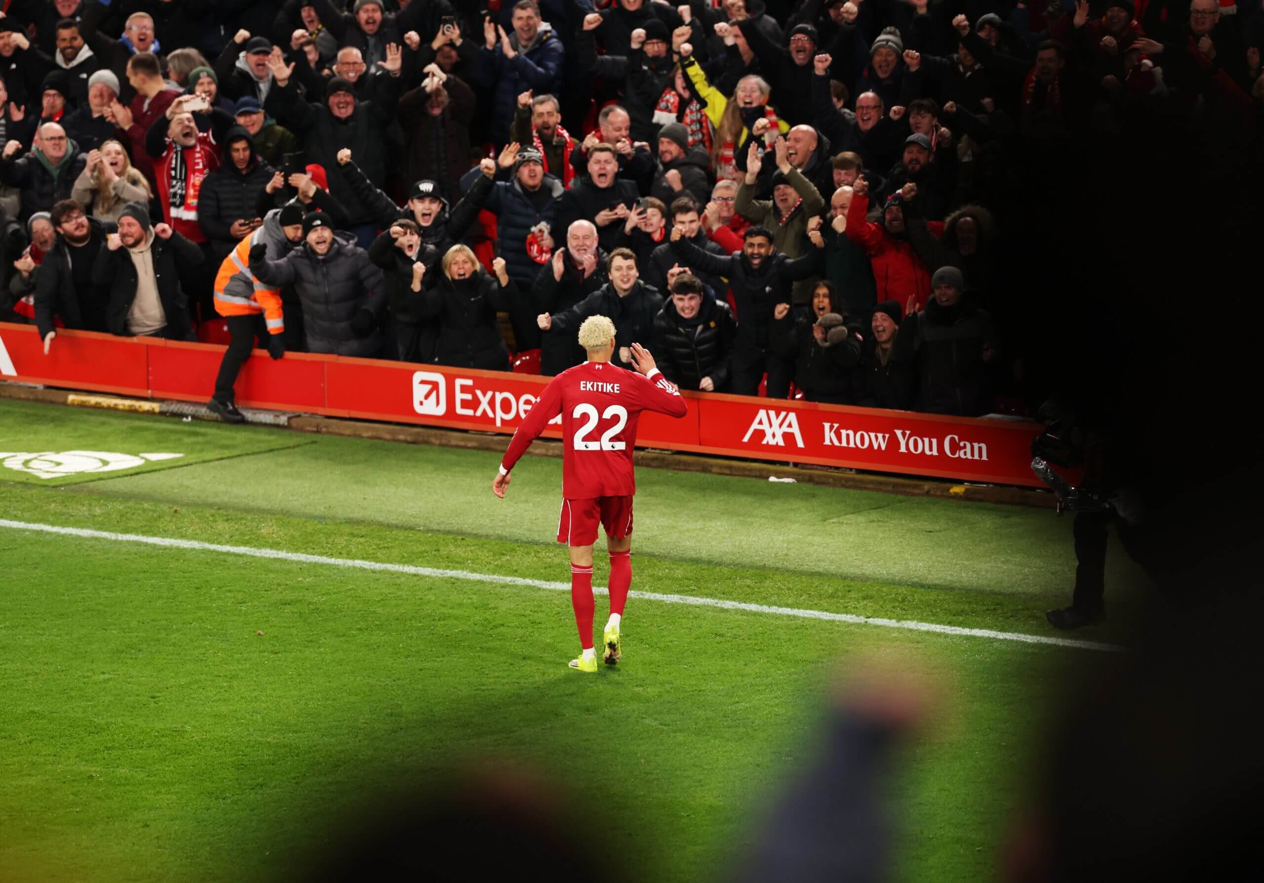 هوغو إيكيتيكي يقبل تملق جماهير الأنفيلد