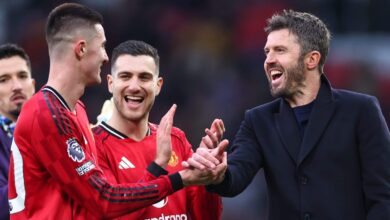 كيف أعاد مان يونايتد اكتشاف الثقة بالنفس تحت قيادة كاريك: توازن خط الوسط، والكرات الثابتة، والسخرية