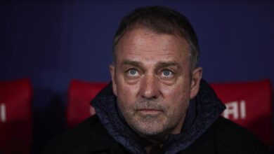 لاعبو برشلونة وهانسي فليك يجريان محادثات حاسمة بعد هزيمة أتلتيكو