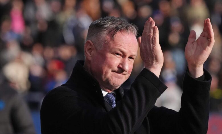 يدير مايكل أونيل فريقين لكرة القدم في موقعين مختلفين للغاية. هل يمكن أن تعمل؟