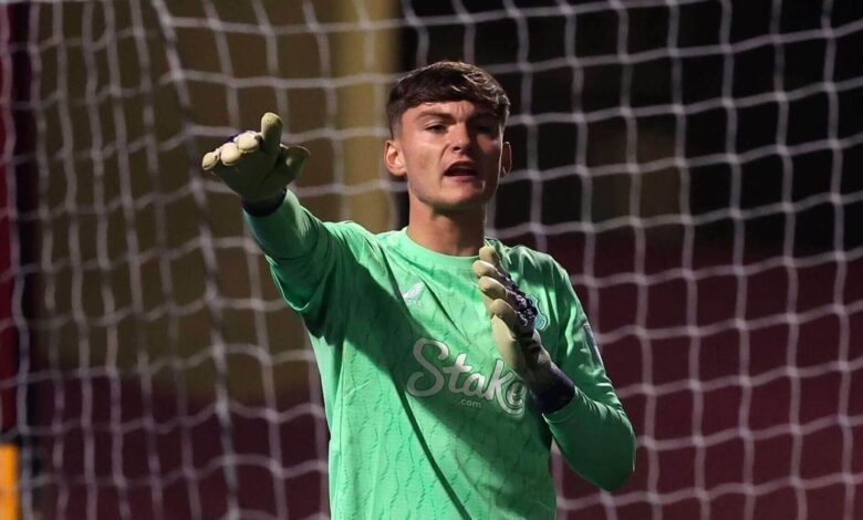 "بيكفورد الآخر" في إيفرتون يسير على خطى اللاعب رقم 1 في إنجلترا خارج الدوري