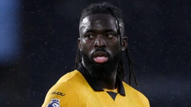 من المقرر أن يدلي مهاجم ولفرهامبتون تولو أروكوداري بإفادة للشرطة بعد تعرضه لإساءات عنصرية عبر الإنترنت