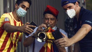 العالم الغريب لمرشحي انتخابات برشلونة، والذي يضم عازف بوق ومنتج أفلام إباحية سابق