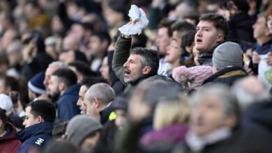 لماذا تلوح جماهير ريال مدريد الغاضبة بالمناديل البيضاء؟