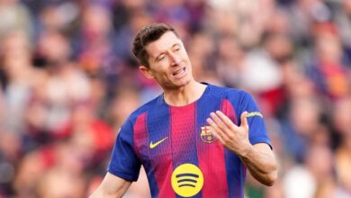 ويغيب روبرت ليفاندوفسكي لاعب برشلونة عن الملاعب بسبب كسر في مقبس العين