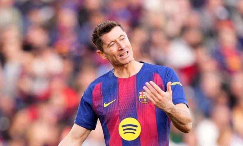 ويغيب روبرت ليفاندوفسكي لاعب برشلونة عن الملاعب بسبب كسر في مقبس العين