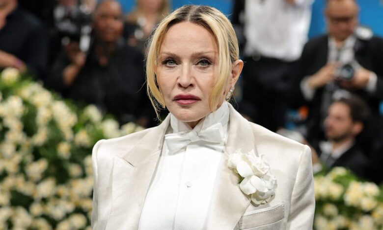 نادي كرة قدم إسباني يرسل رسالة مفتوحة إلى مادونا بحثًا عن قميص في صورة "أيقونية" عام 1990