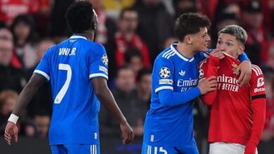 يخطط مشرعو كرة القدم لفرض عقوبة على اللاعبين الذين يقومون بتغطية أفواههم عند التحدث إلى المنافسين