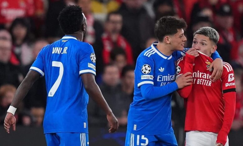 يخطط مشرعو كرة القدم لفرض عقوبة على اللاعبين الذين يقومون بتغطية أفواههم عند التحدث إلى المنافسين